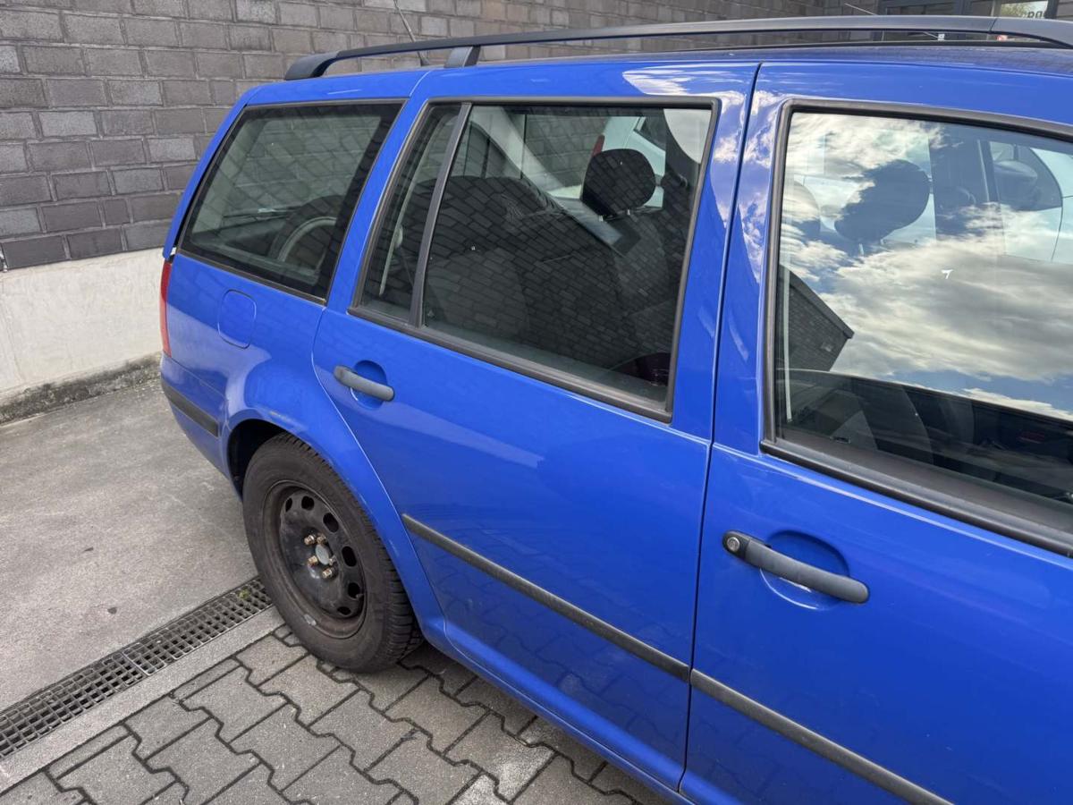 VW Golf 4 original T&uuml;r hinten rechts LA5C Surfblau Kombi Rohbau Bj.2001